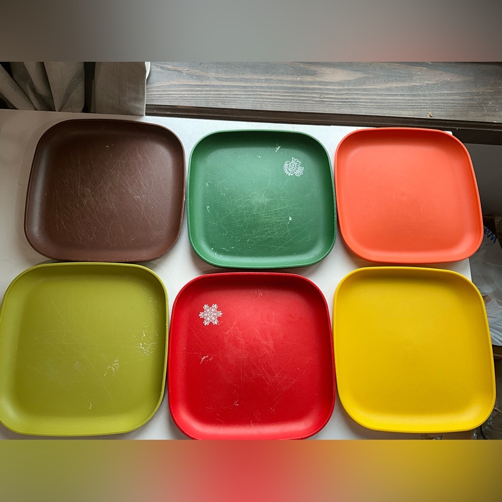 Vintage Lot of 6 Tupperware 8” Plates Red Green Brown Orange Yellow